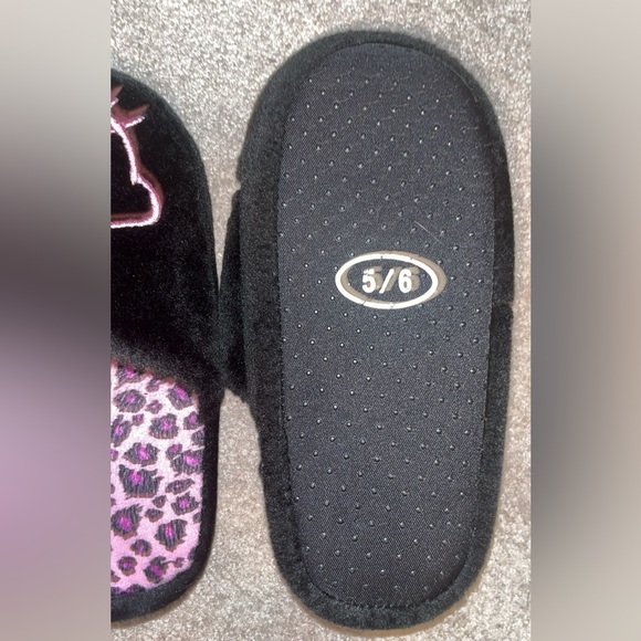 Hello Kitty Size 5/6 Slippers 💖 - Picture 3 of 4
